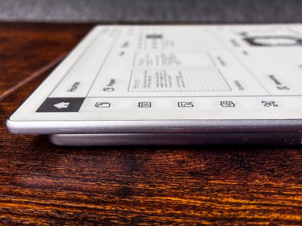 Experiencing the Kindle Scribe Colorsoft: A Design reminiscent of Apple