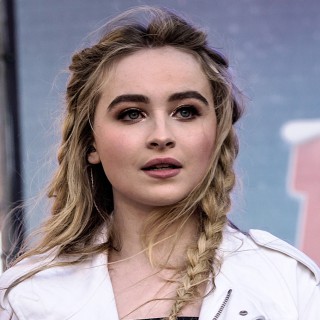 Sabrina Carpenter Channels Sex and the City Energy in SNL Promo