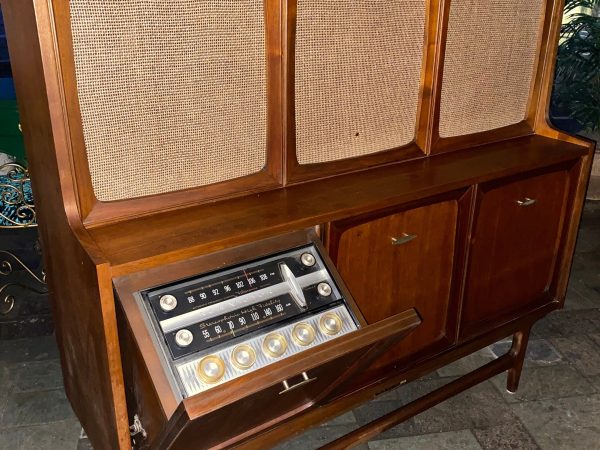 Present This Vintage Console with 70,000 Preinstalled Games for $90