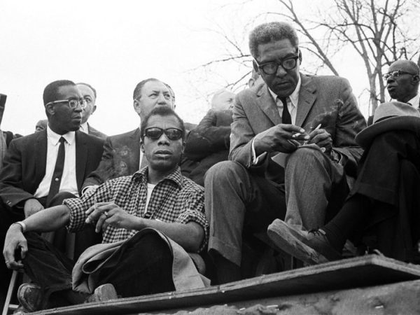 Idris Elba Nonchalantly Observes Arsenal Match on iPad While Interviewing with Seth Meyers