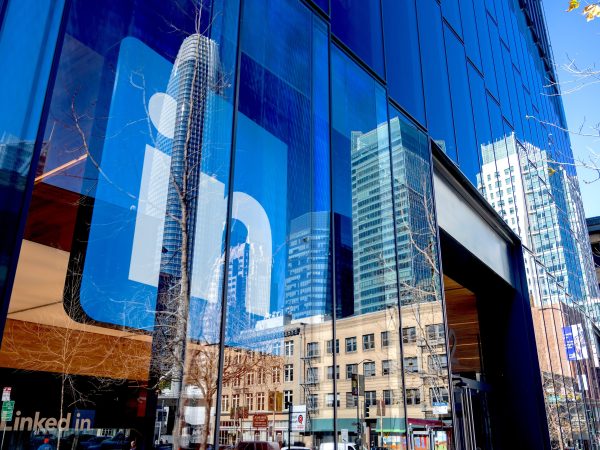 AI Translator Transforms English into LinkedIn Jargon